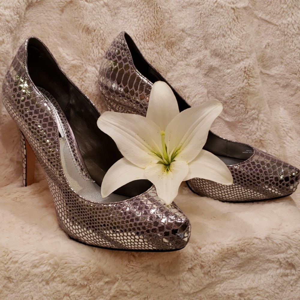 💞White House Black Market Silver Metallic Heels